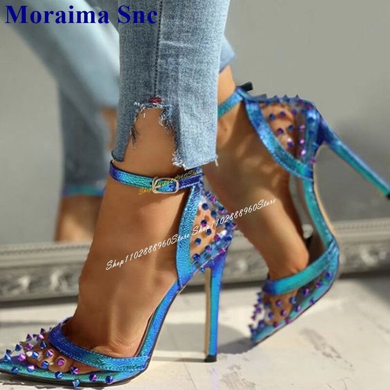 Modny Gradient niebieski przezroczysty PVC nitowane sandały cienki wysoki obcas damskie buty klamra na kostce pasek spiczasty palec 2024 Zapatos Para Mujere