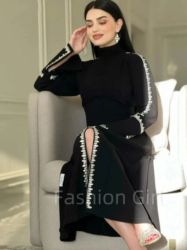 Vestido negro clásico de Arabia Saudita, elegante vestido de noche personalizado con cuello alto de cristal, manga larga, largo hasta el suelo, abertura frontal
