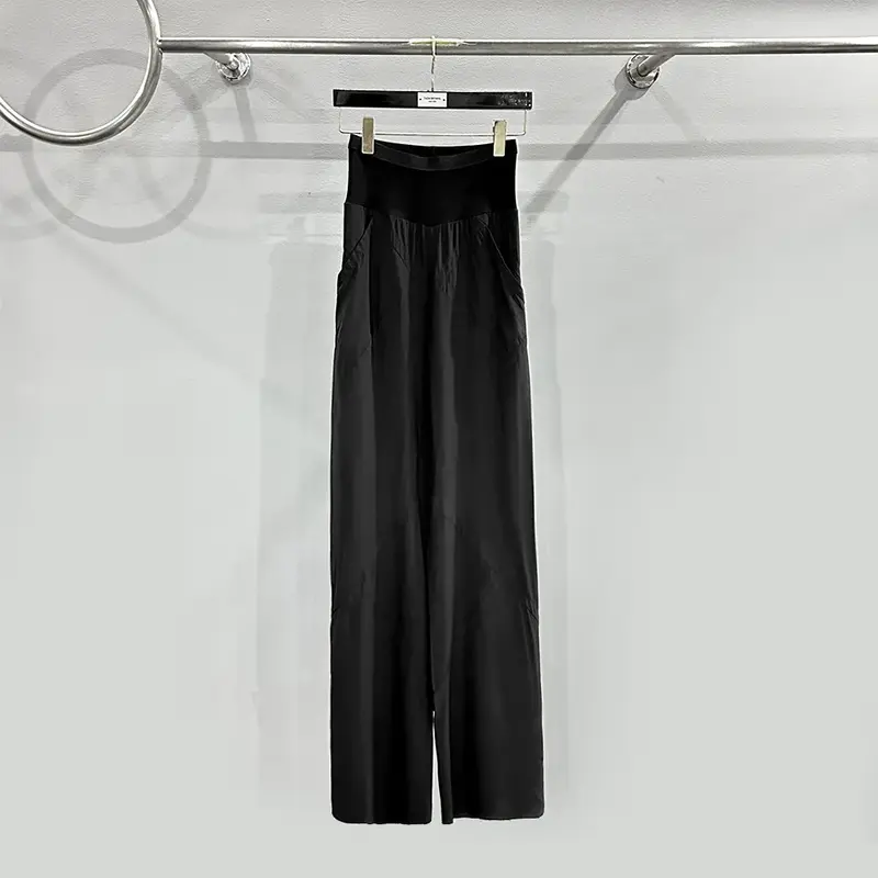Calça feminina com design de emenda, streetwear de comprimento total, monocromática, elástico na cintura, roupa preta