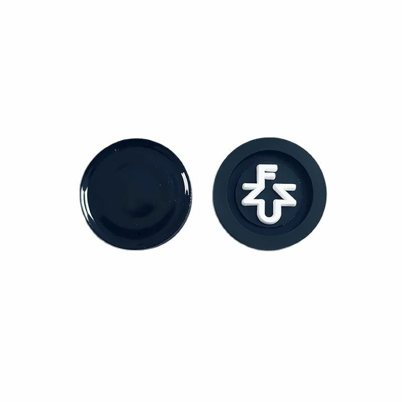 Etiqueta redonda de PVC personalizada con logotipo en relieve 3D, etiqueta de goma suave, etiqueta de goma negra de PVC en el pecho o las tapas de la ropa