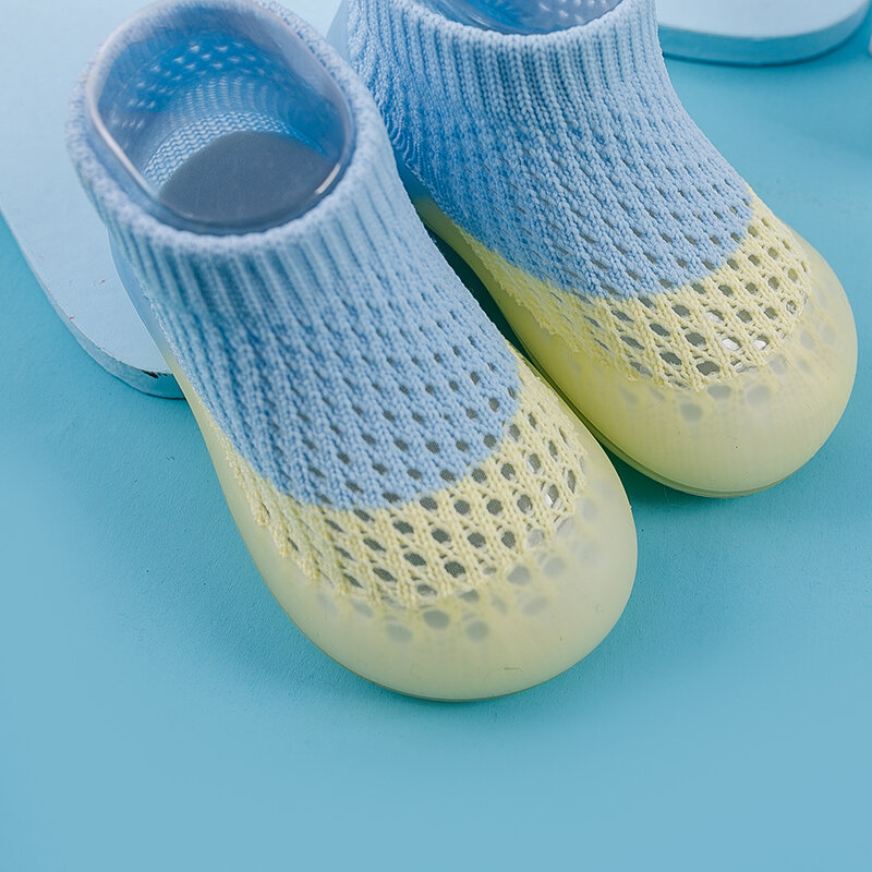 Sepatu lantai Anti selip anak-anak, sneaker pertama kaus kaki jala bernafas sol karet Anti selip musim panas musim semi