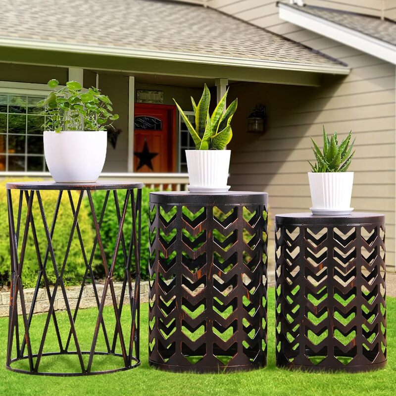 Zestaw 3 czarnych z brązowymi stolikami, zagnieżdżony metalowy okrągły stolik kawowy, stojak na zakład metalurgiczny stojak ogrodowy, na zewnątrz