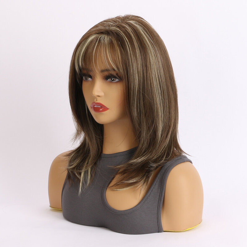 Wig sintetis dengan poni lurus pendek highlight coklat cahaya berlapis emas Wig dengan Wig Cosplay harian untuk wanita
