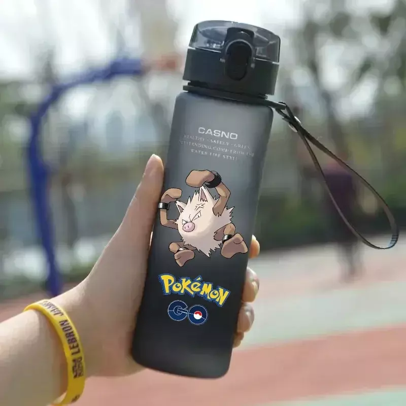 Pokemon 560ML tazza d'acqua nera portatile all'aperto grande capacità sport bottiglia d'acqua Pikachu plastica cartone animato Kawai Pikachu adulto