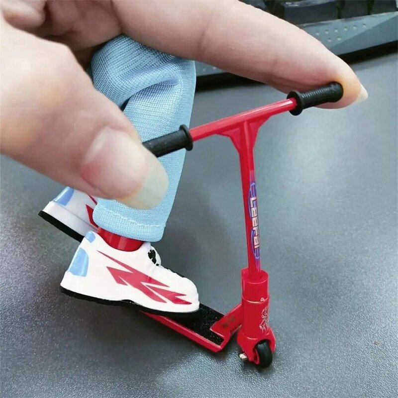 Mini modèle de scooter de doigt d'alliage, jouet de mouvement coule du bout des doigts, planche à roulettes de nouveauté, cadeaux de vacances parent-enfant