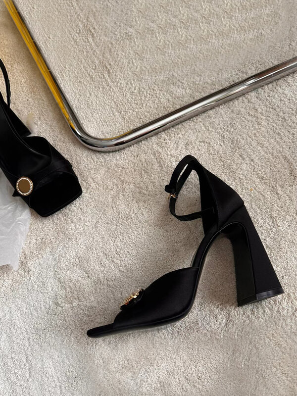 Женские босоножки с квадратным носком, черные ажурные сандалии на толстом каблуке, с металлической пряжкой и ремешком на щиколотке, лето 2024
