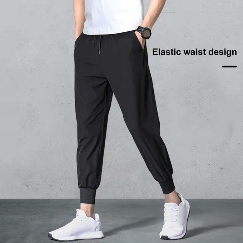 Celana panjang sepergelangan kaki pria, pinggang elastis celana olahraga cepat kering celana dengan desain pita pergelangan kaki kantong samping untuk Gym