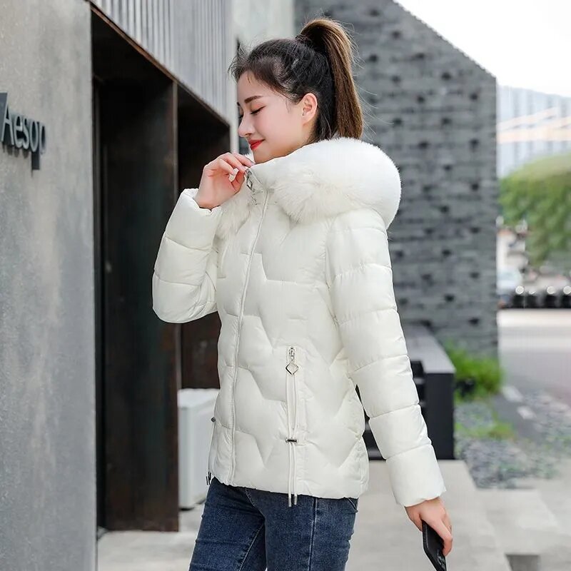 سترة قصيرة عصرية للشتاء لعام 2022 معطف جديد من القطن اللامع نسخة كورية فضفاضة إضافة سميكة بغطاء للرأس الدفء سترة نسائية