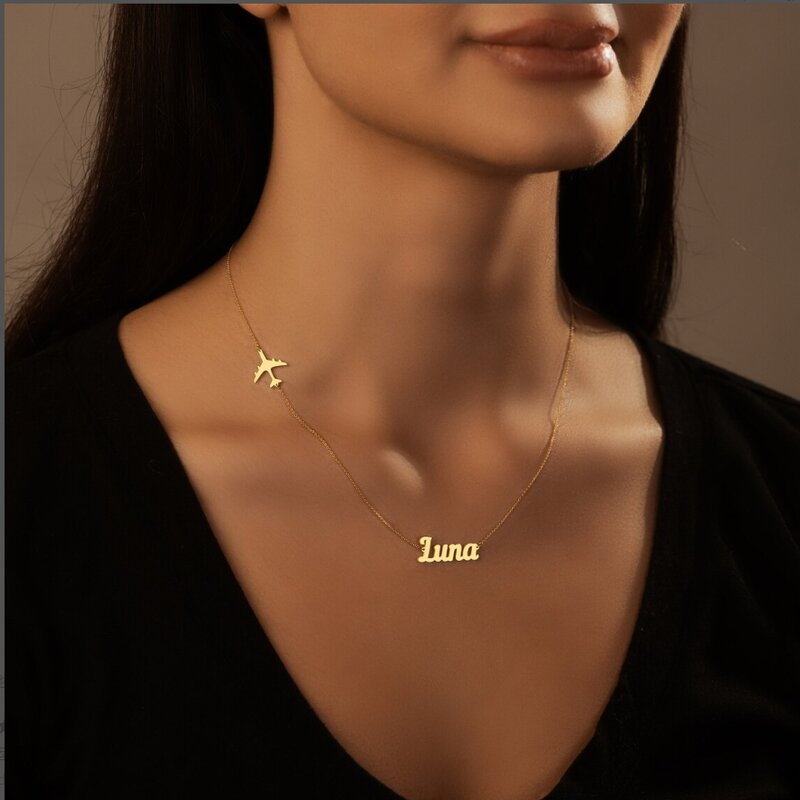 Персонализированное ожерелье с плоской подвеской с самолетом, украшенное вашим именем в качестве подарка для нее