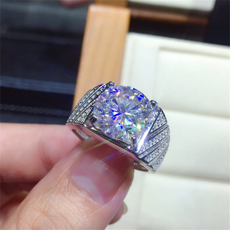 Женское кольцо из серебра 925 пробы с блестящим цирконием