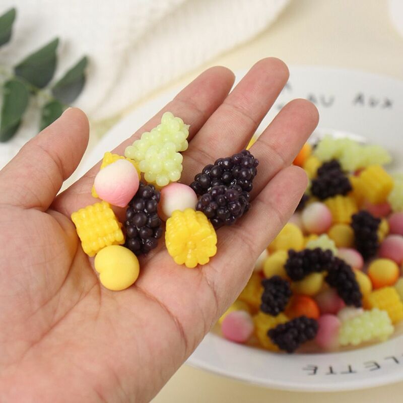 Winogrona wyciskają zabawki sensoryczne miniaturową kukurydzę, udawaną, wyciskaną brzoskwiniową zabawkę Mini zabawka spinner ze sztucznymi owocami modelka chłopca