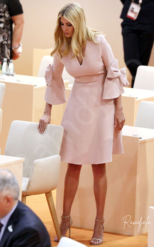 Gaun Formal A-Line Lonceng Merah Muda Pucat Ikatan Simpul Lengan Panjang V-Neck Lutut Pendek Gaun Pesta Pernikahan Ibu Ivanka Trump Penampilan Terbaik