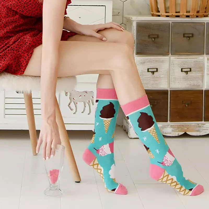 2024 weibliche Herbst-und Winter modelle gerade Socken Eis Keks Essen Cartoon Baumwolle lange Rohr Baumwoll socken gerade Socken
