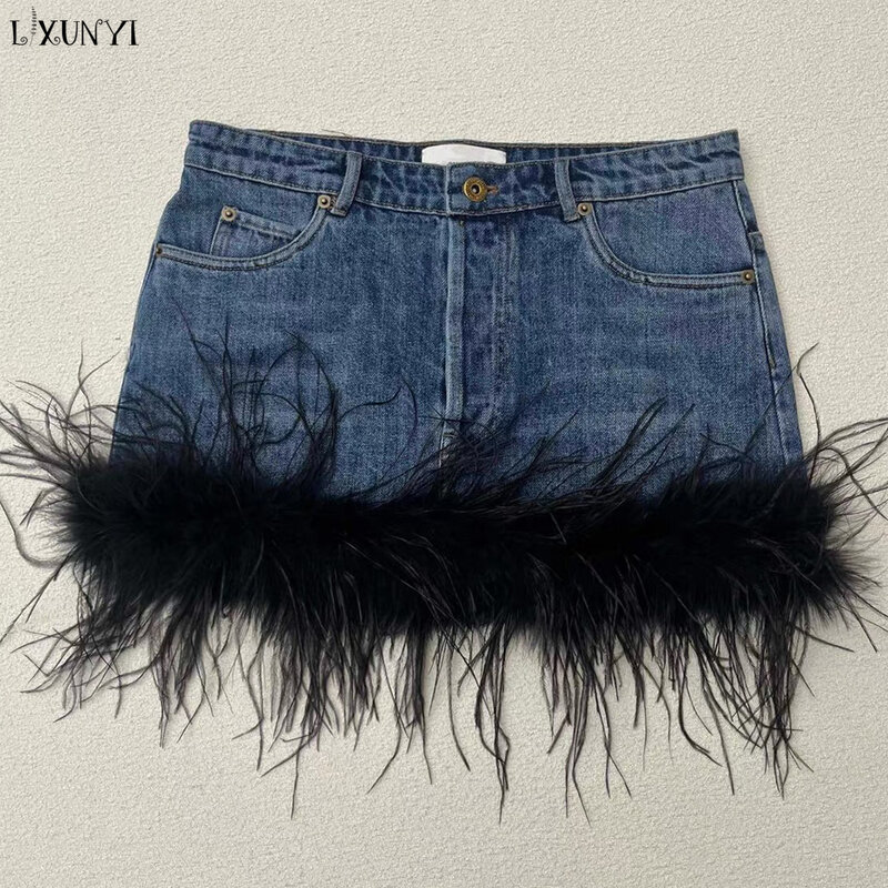 LXUNYI gonna di jeans a vita alta donna 2024 moda Vintage Sexy Patchwork di piume Mini gonne di jeans corte minigonna da pista da donna