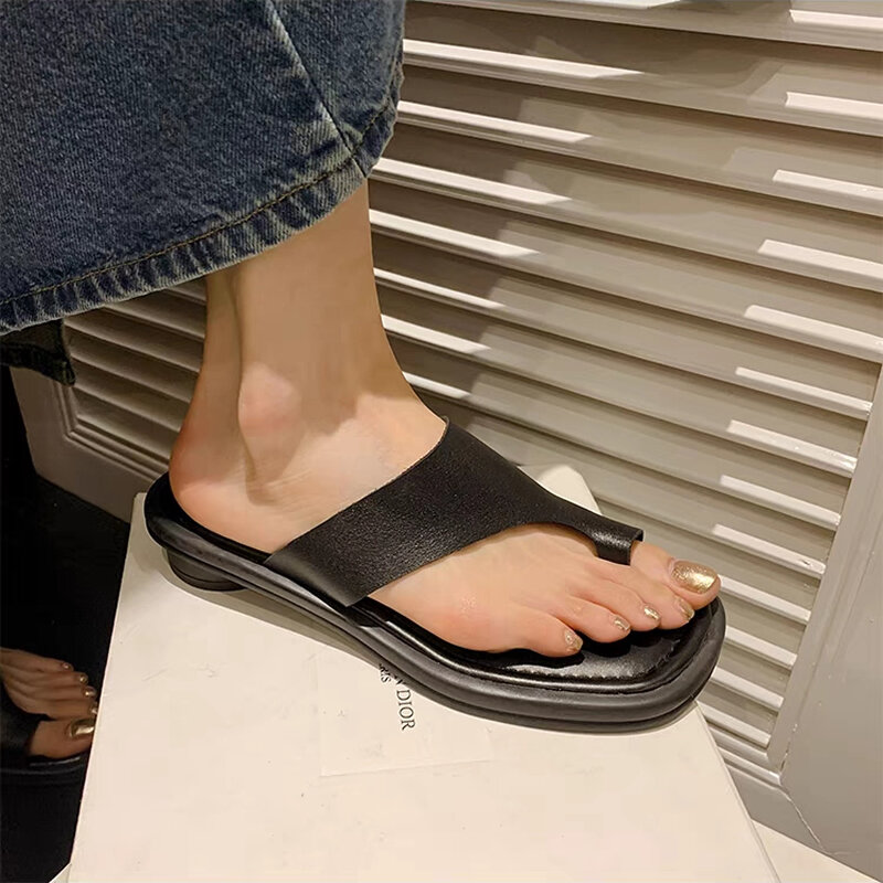 Damskie klapki damskie ze skóry bydlęcej nowe, jednokolorowe, kwadratowe, nowoczesne kapcie damskie buty outdoorowe w koreańskim stylu szykowny na niskim obcasie
