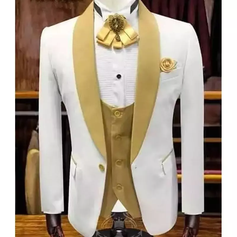 Setelan pernikahan putih untuk pengantin pria, jaket rompi celana pas badan kustom 3 potong dengan kerah syal emas