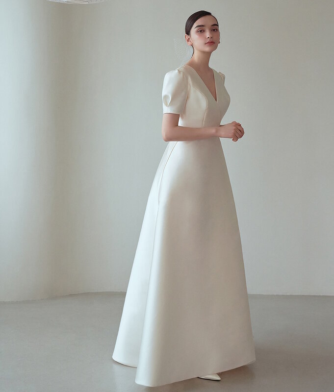 KOYOUN 브이넥 심플한 웨딩 드레스, 짧은 퍼프 소매, 신부 가운, A 라인, 한국 신부 2024