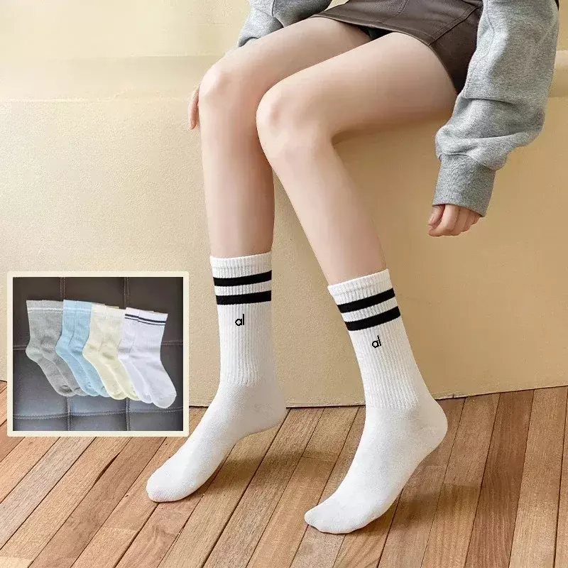 AL Yoga-Calcetines de algodón para mujer, medias deportivas de tubo largo, en blanco y negro, para las cuatro estaciones