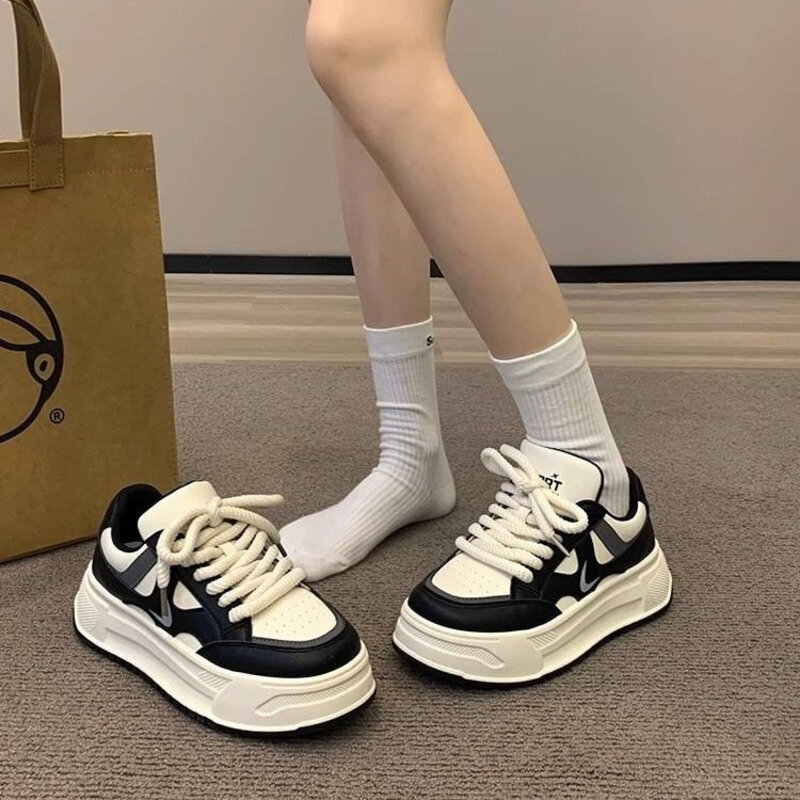 Sepatu kanvas wanita kecil putih, baru musim semi musim gugur sol tebal sepatu olahraga papan kasual serbaguna dan unik Instagram trendi 2024