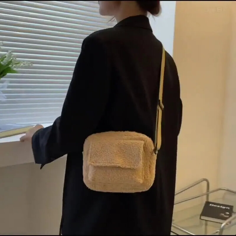 2022 New Plush Fabric Women's Shoulder Crossbody Bag Small Fashion Lambs Wool Fluffy Fur Winter Female Bag Designer Handbags