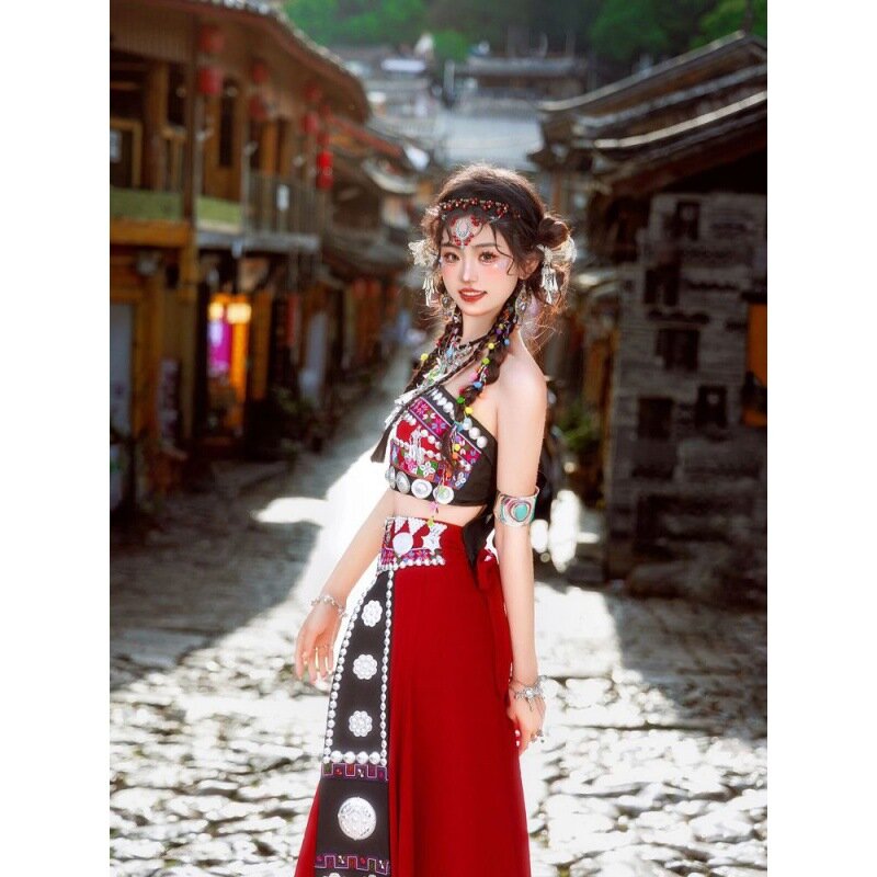 Miao เสื้อผ้าผู้หญิงฮานี่เครื่องแต่งกายชนกลุ่มน้อยชุดสีแดงสดและประณีตสำหรับฤดูร้อน