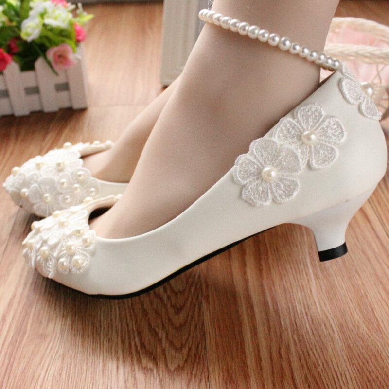 Sepatu pump seksi untuk wanita, sepatu pump musim semi musim gugur mode baru PU 3CM hak tipis tali manik-manik bunga mulut dangkal sepatu wanita putih