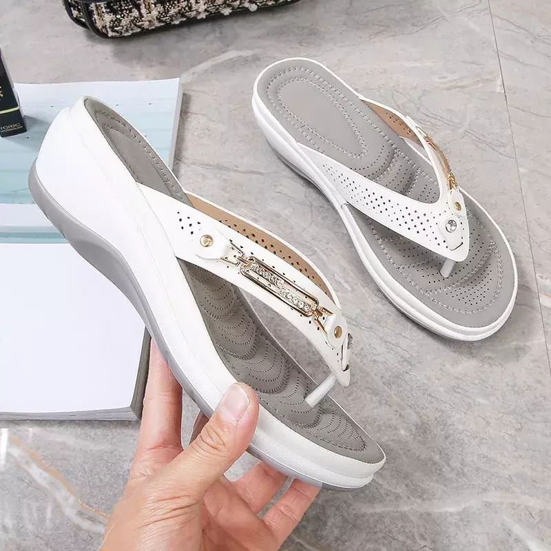 2024 pantofole da donna estate nuova moda bottone in metallo diapositive scarpe sandali da spiaggia con zeppa donna piattaforma esterna infradito per il tempo libero