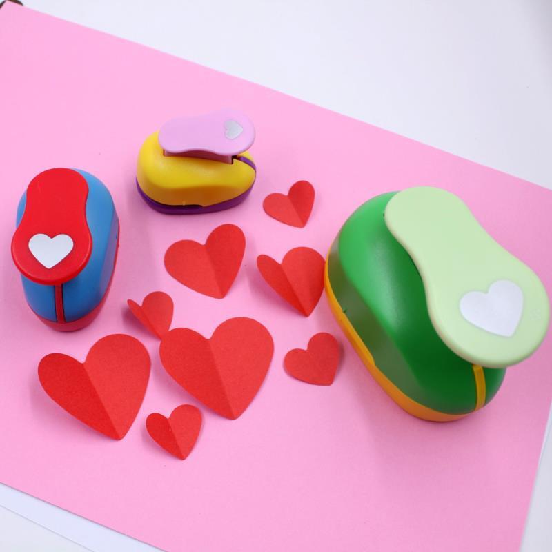 Jolie çon de trou de coeur en plastique pour enfants, dispositif de gaufrage bricolage, machine à gaufrer, coupe-papier manuel, fournitures scolaires, 1PC