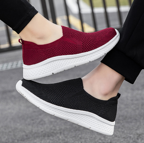 2023 Hot low Mens And Womens Running Shoes Mesh Breathable Sneakers White Triple Black Red Comfortable Trainers Sport 36-45