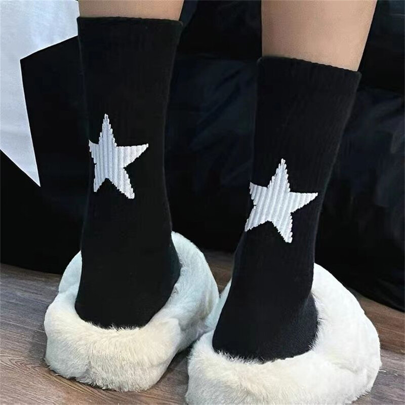 Kaus kaki wanita kasual modis kaus kaki motif bintang Harajuku Streetwear Hip Hop Skateboard kaus kaki panjang untuk sekolah wanita kaus kaki hitam putih