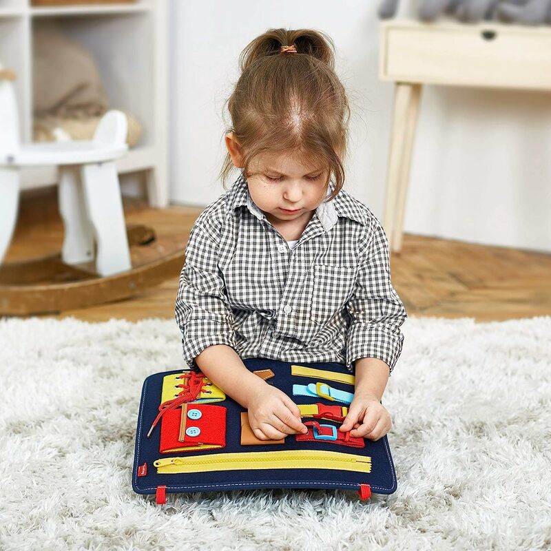 Tablica do ćwiczeń sensorycznych dla małych dzieci Montessori rozwija podstawowe i dobre umiejętności motoryczne, ucząc się ubierać zabawki