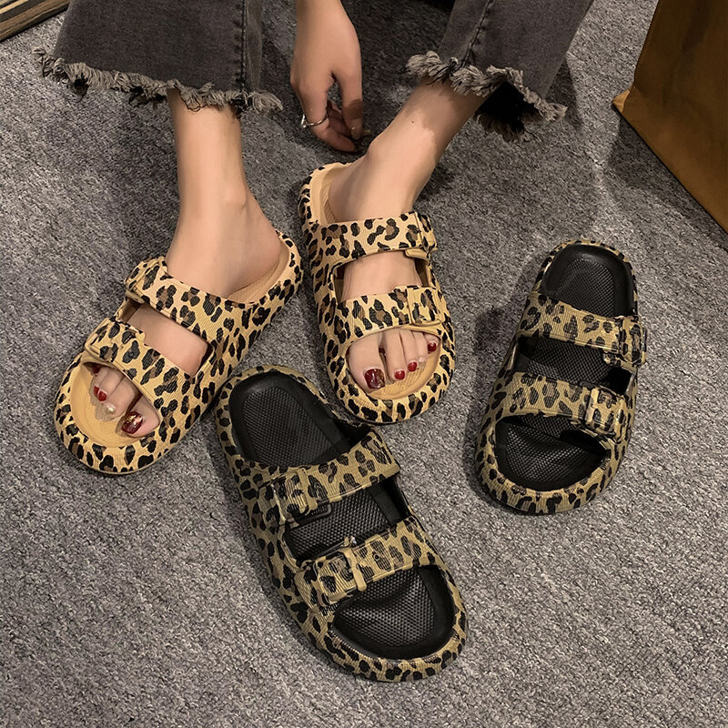 Chinelos de plataforma com estampa leopardo para mulheres, sola grossa casual, sandálias internas e externas, sapatos de praia, verão