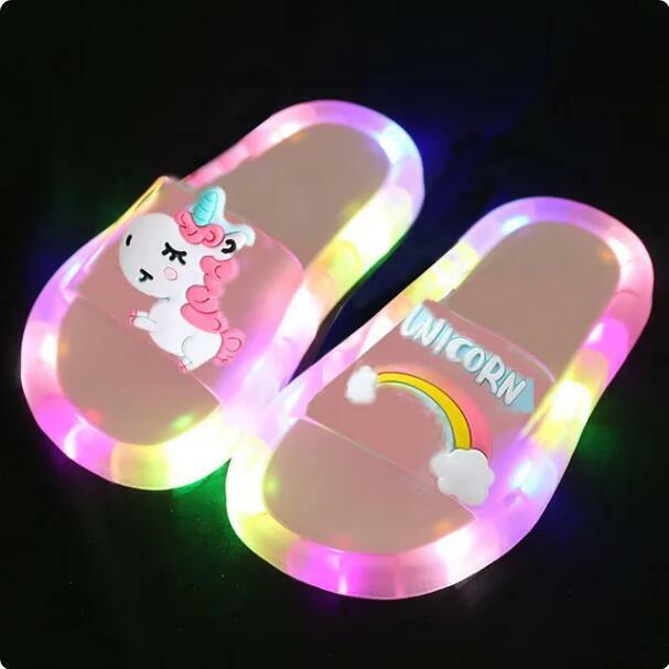 Zapatillas de verano para niña y niño, sandalias de baño con LED, zapatos iluminados, novedad de 2024