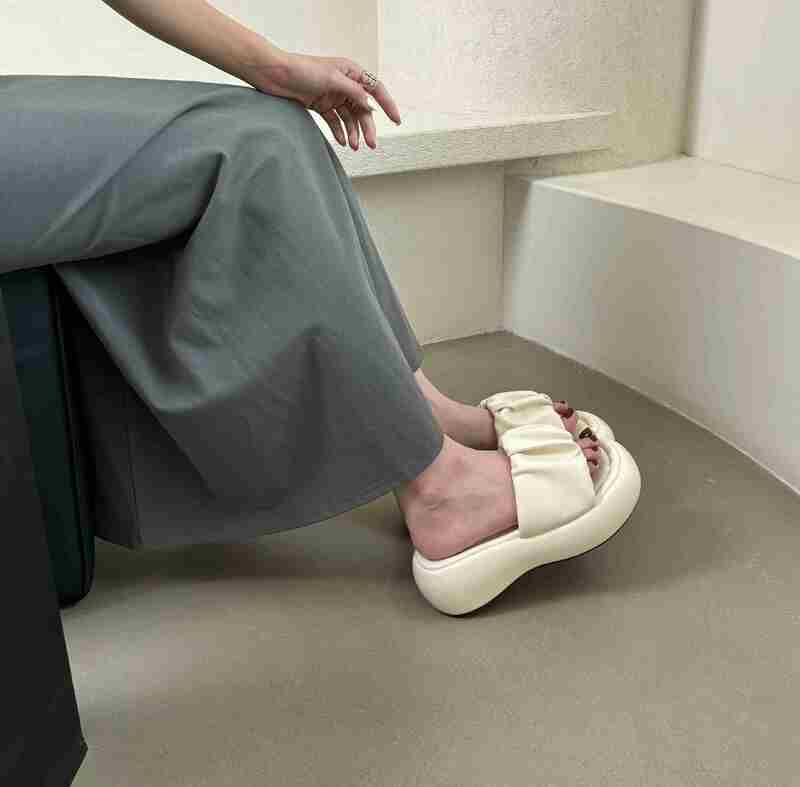Женские модные мягкие сланцы, элегантные уличные классические сандалии на плоской подошве с открытым носком, 2024