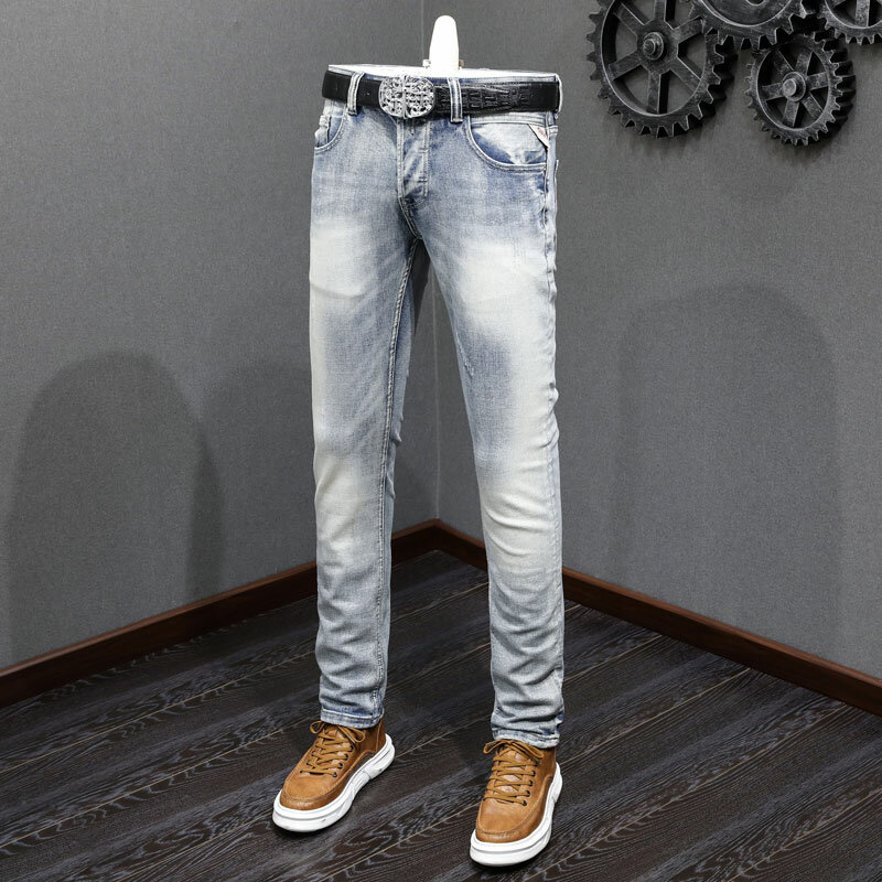 Calça jeans azul clara retrô estilo italiano masculina, ajuste fino, jeans rasgado, botões para voar, moda de grife vintage