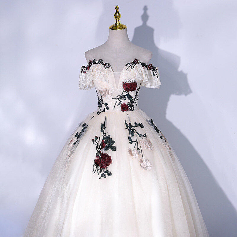 白い花のボールのドレス,裸の肩,刺appl