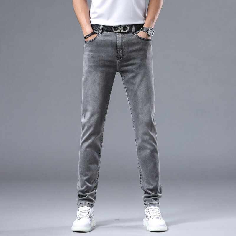 Jeans da uomo primavera 2024 light luxury premium grey trend Slim straight ricamo stretch sezione sottile pantaloni casual da uomo