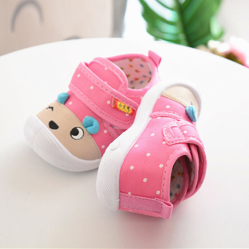 حذاء جديد للأطفال الرضع والأولاد والبنات مصنوع من الرسوم المتحركة ومضاد للانزلاق أحذية خفيفة ونعل ناعم للأطفال الرضع
