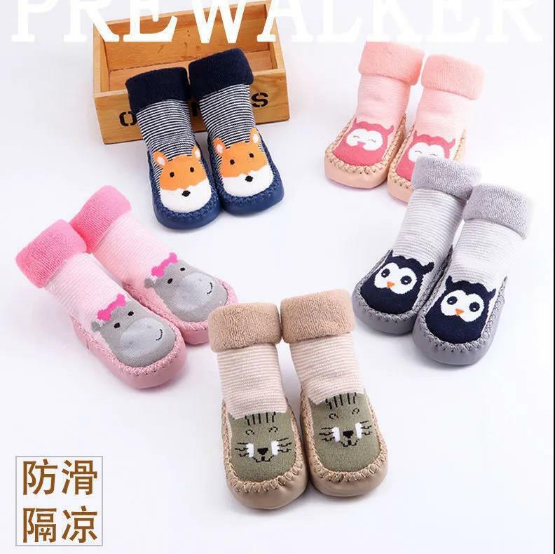 Modelli autunno inverno di neonato scarpe da bambino calzini calzini da bambina in cotone fiocco in cartone animato scarpe e calzini antiscivolo per bambini