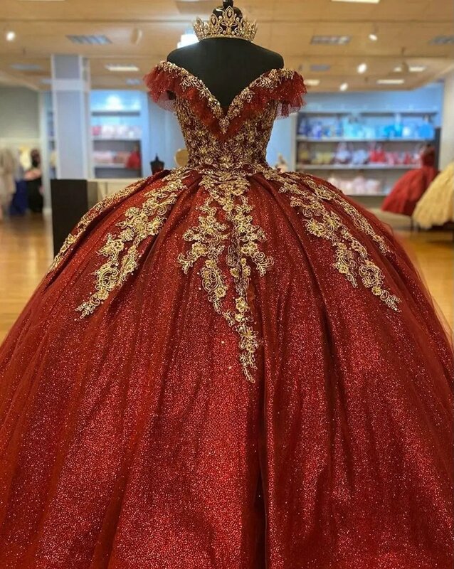 Bordowa księżniczka Quinceanera sukienka balowa z odkrytymi ramionami aplikacje błyszczą słodkie 16 sukienek 15 Años meksykańskie