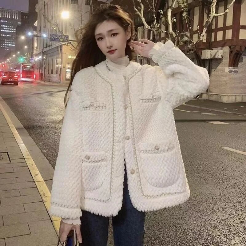 2024 nuovo cappotto di lana di agnello donna autunno inverno piccola giacca di fragranza capispalla di alta qualità imbottito imitazione cappotti di pelliccia top da donna