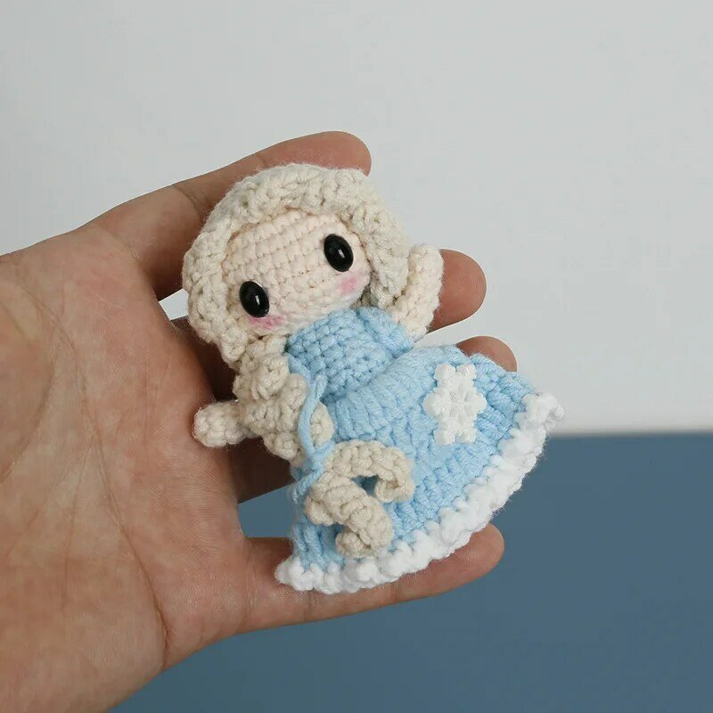 Serie princesa muñeca tejida a mano DIY lana ganchillo dibujos animados lindo teléfono móvil coche llavero o mochila colgante