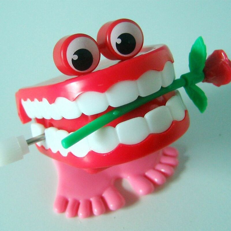 Śliczna plastikowa proteza do paplaniny dla dzieci chodzących kształt zębów nakręcana zabawka róża zębów nakręca się nakręcana zabawka