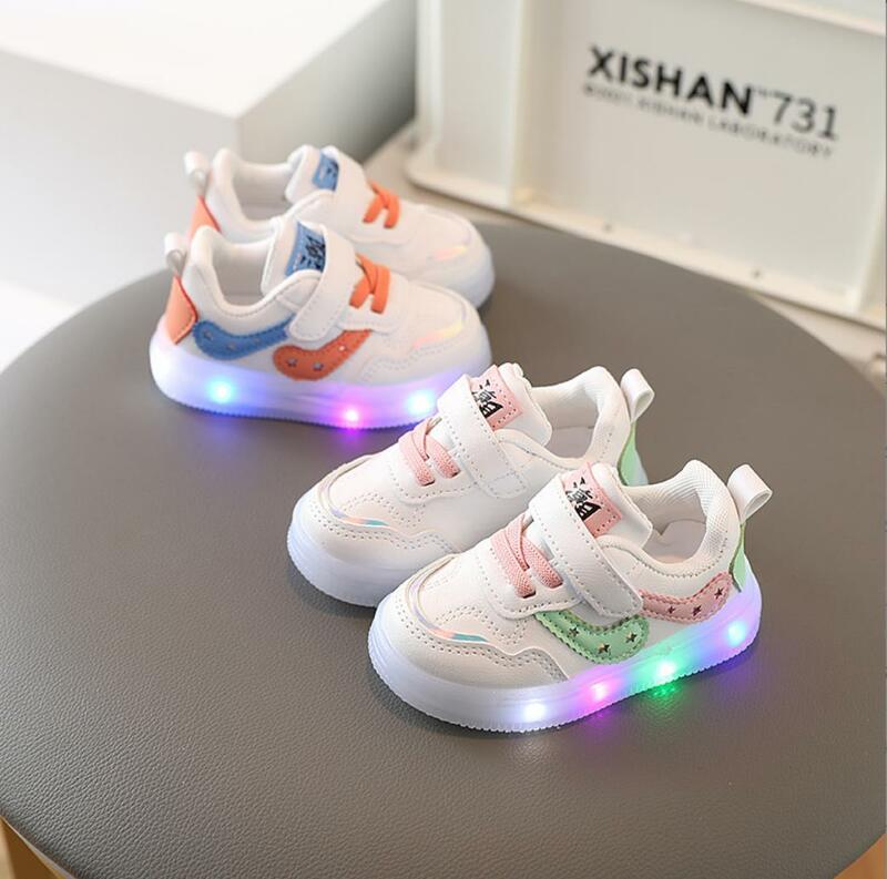 Sepatu lari LED uniseks, sneaker LED warna putih bernafas anti selip kasual untuk balita musim semi musim panas ukuran 15 ~ 25