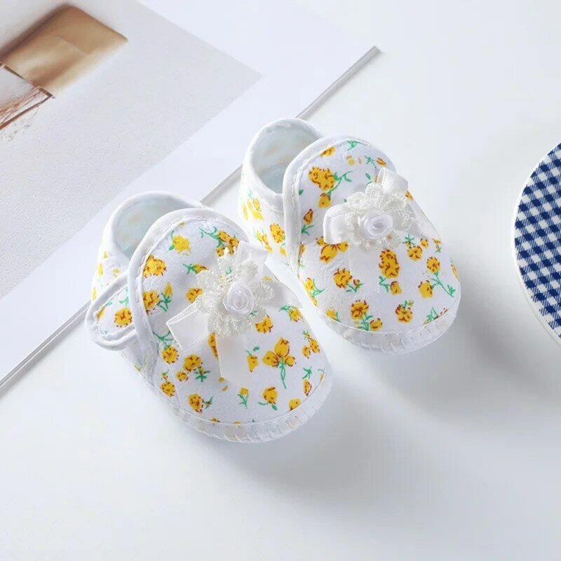 Sapatos de primeiro caminhante de algodão macio para bebê recém-nascido, tênis antiderrapante para meninos e meninas, lindo bordado, sapatos de primeiro andador para crianças, outono e primavera