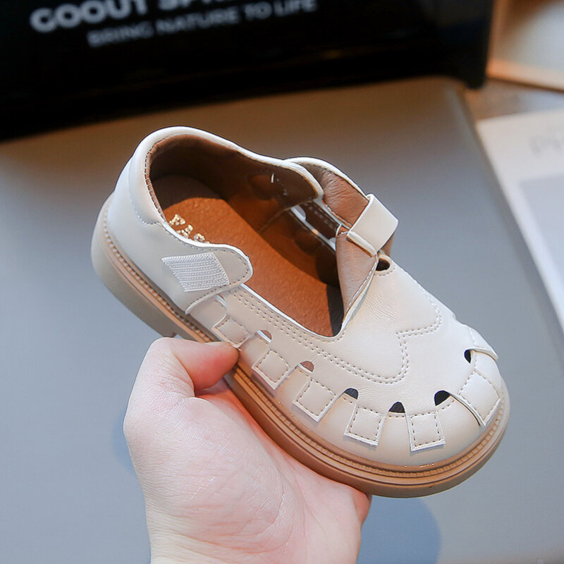 Sandálias confortáveis ocas para meninas, sapato macio grosso respirável, sapato de festa princesa, moda infantil, verão, 2024