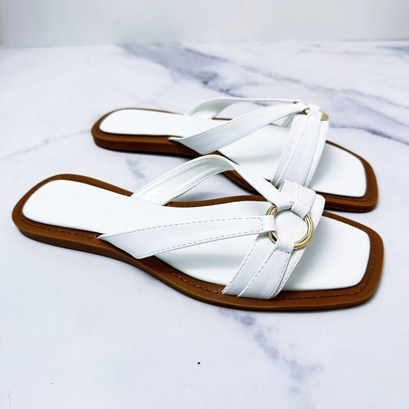 Nuove scarpe da donna 2024 sandali piatti quadrati alla moda con decorazione con fibbia in metallo sandali da spiaggia Casual Joker da donna.