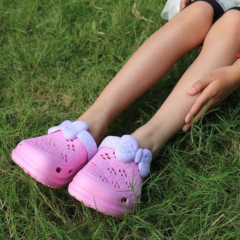 Sepatu kebun โบว์สำหรับเด็กผู้หญิงรองเท้าแตะชายหาดสำหรับเด็กเนื้อนุ่มกันลื่นระบายอากาศได้ดีช่วงฤดูร้อนแนวเจ้าหญิง