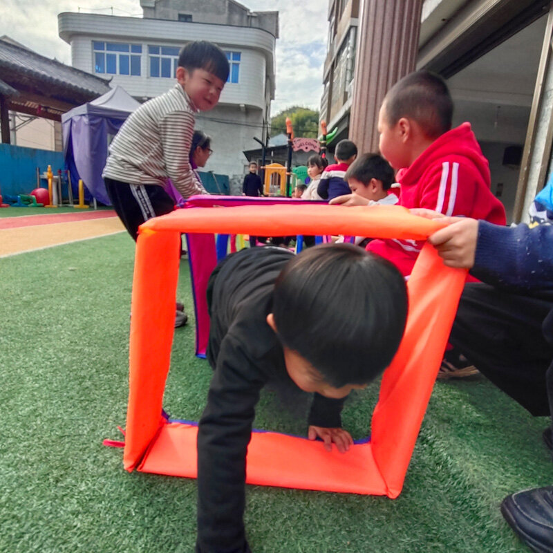 Gra na zewnątrz zabawna gra sportowa dla dzieci w przedszkolu ciekawa integracja ciała w klasy z pierścieniem do skakania z siatką dla dzieci w tunelach