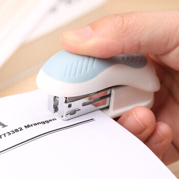 1pc deli 0304 mini economia grampeador 12 papéis capacidade combinar 24/6-26/6 escritório grampo fornecedores mão papel encadernação estudante